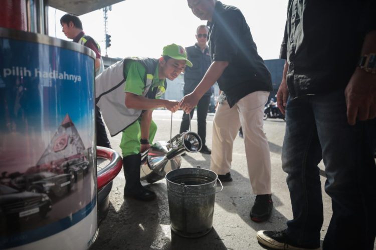 Pastikan Hak Konsumen, SPBU di Bandung Jalani Uji Tera BBM