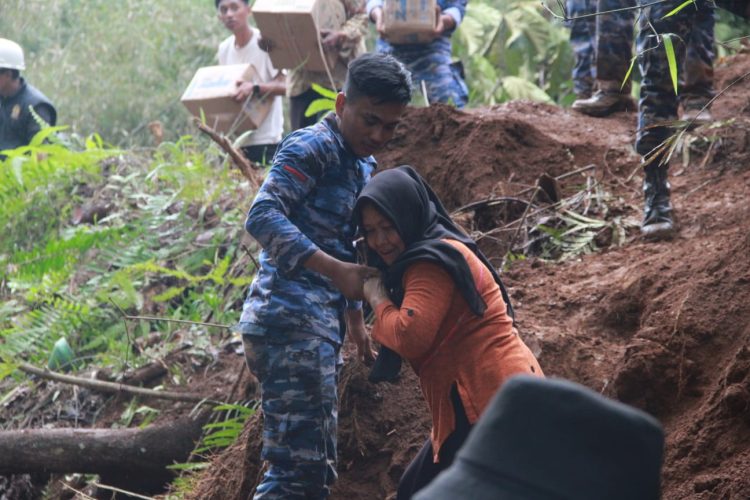 Bantu Korban Bencana Longsor di Cianjur, TNI AU Kirim Pasukan