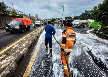 Cairan Kimia Tumpah di Jalan Raya Padalarang, Ratusan Kendaraan Rusak