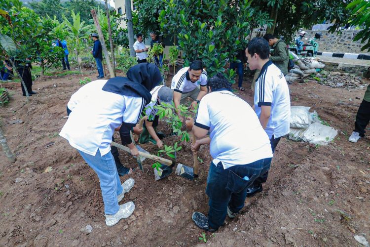 Kampus Bersinergi dan Pemkot Bandung Hijaukan Kawasan Bandung Utara