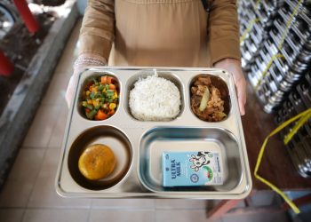 Siswa SMPN 17 Kota Bandung Nikmati Makan Bergizi Gratis: Daging dan Sayurnya Lezat