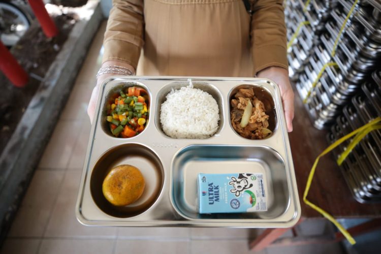 Siswa SMPN 17 Kota Bandung Nikmati Makan Bergizi Gratis: Daging dan Sayurnya Lezat