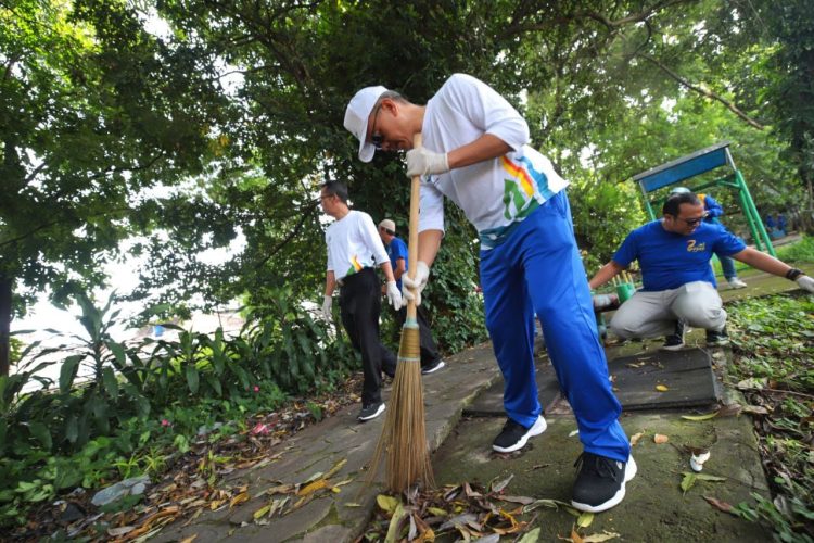 Kolaborasi Warga dan ASN, Taman Kangkung di Lengkong Jadi Lebih Asri Lewat Jumat Bersih