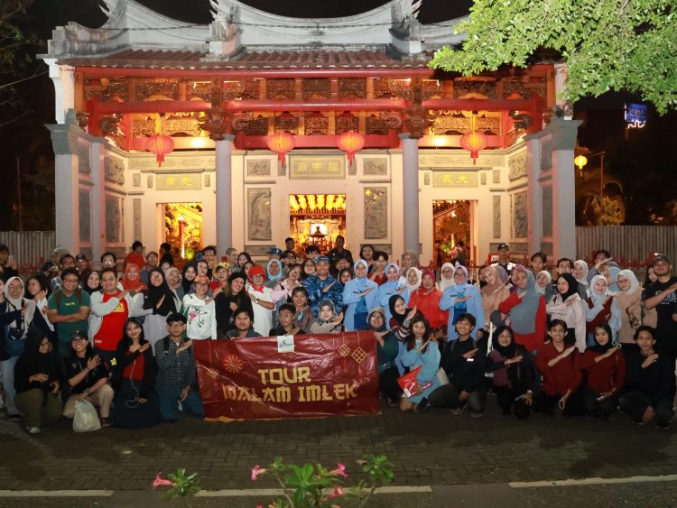 Pererat Toleransi, Danlanud Husein Sastranegara Sambangi Vihara di Bandung Saat Imlek