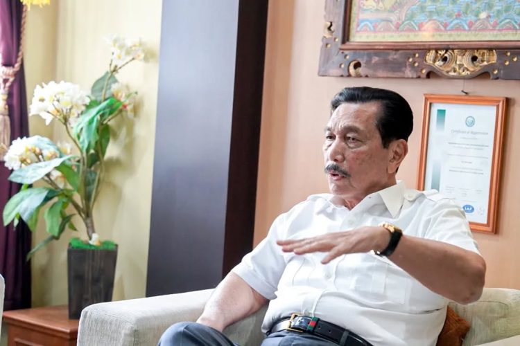 Luhut Bocorkan Skema Baru Penyaluran BLT Pakai Teknologi Barcode