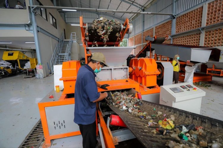 Olah Sampah Jadi Bahan Bakar Alternatif untuk Industri Semen di TPST Tegallega