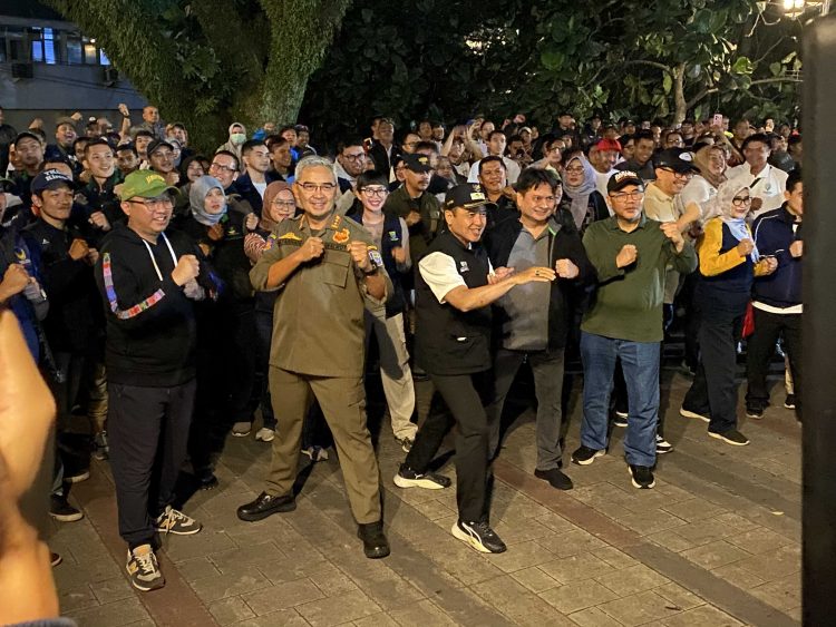 Gerakan Bersih-Bersih Trotoar Digelar di Pusat Kota Bandung