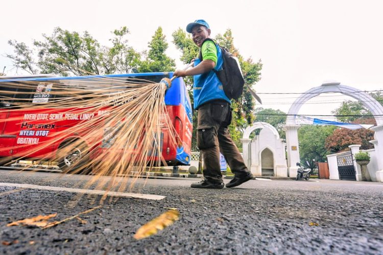 Ribuan Petugas Kebersihan Siaga Jaga Bandung Tetap Bersih Saat Lebaran