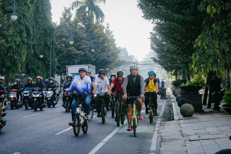 Tinjau Jalur BRT, Wali Kota Farhan Lakukan Simulasi Bersepeda dari Kosambi hingga Asia Afrika