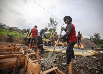 Akses Jalan ke Kantor Kelurahan Jatihandap Mulai Dibuka, Progres Perbaikan Capai 50 Persen