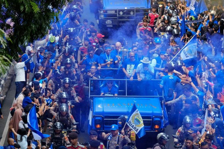 Bandung Lautan Biru! Ribuan Bobotoh Rayakan Momen Bersejarah Persib Juara Back to Back