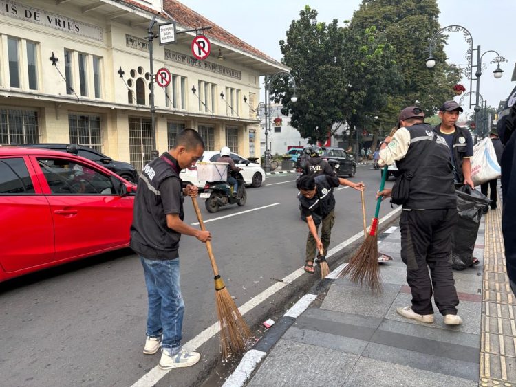 Kota Tetap Kinclong Usai Pesta Juara Persib, Petugas Kebersihan Bergerak Sejak Subuh