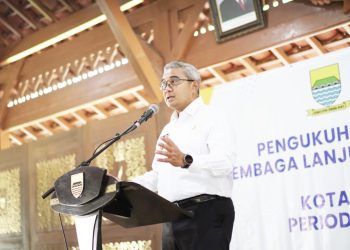 Bandung Menuju Kota Ramah Lansia, Farhan Fokus Benahi Infrastruktur dan Lampu Jalan