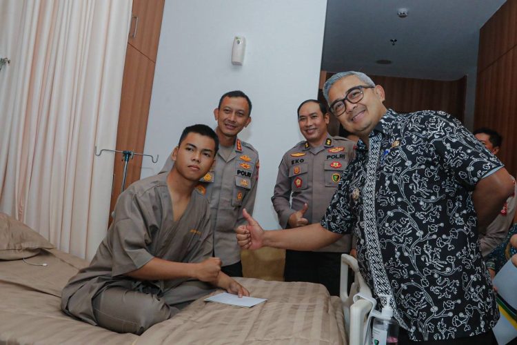 Jenguk Polisi yang Terluka Saat Amankan Laga Persib, Farhan: Ini Bentuk Soliditas Forkopimda Bandung
