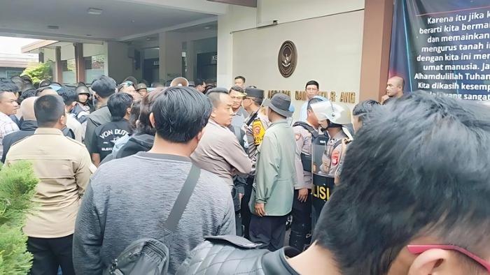 Aksi Demo Sukahaji di Kantor BPN Kota Bandung Berujung Ricuh, Sejumlah Warga Jadi Korban