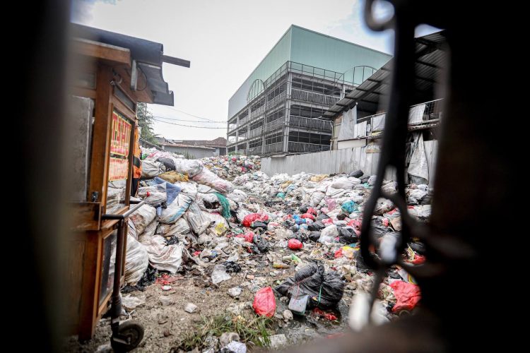 Tumpukan Sampah di Pasar Cihaurgeulis Mulai Diangkut Bertahap ke TPA Sarimukti