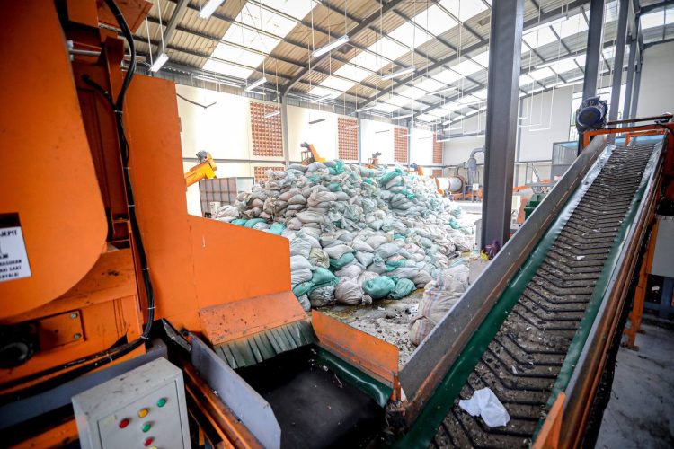 Sampah Menumpuk di Kota Bandung, Farhan: Butuh Gerak Cepat dan Gotong Royong