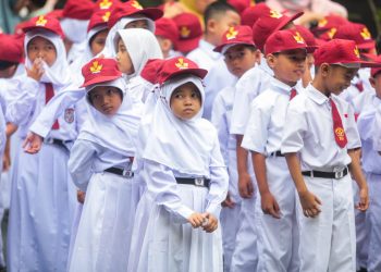 Hari Pertama MPLS, Erwin Sambut Jagoan Cilik dan Luncurkan Program Makan Gratis