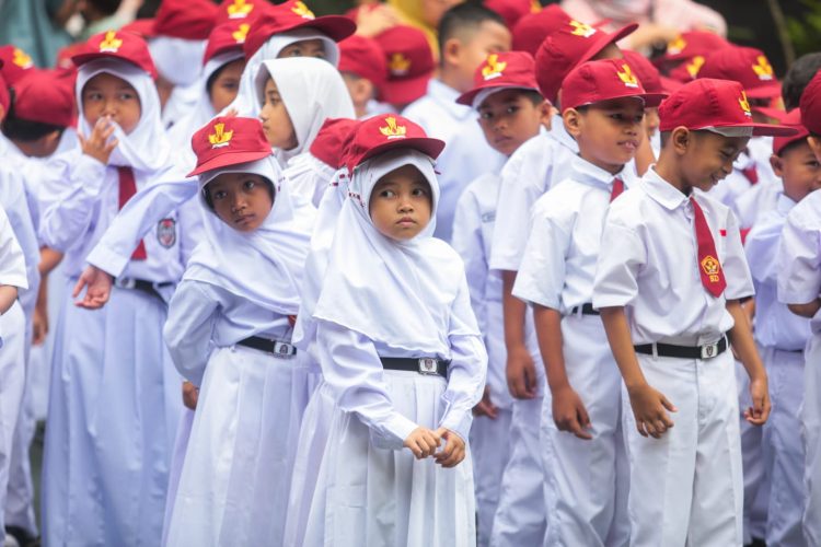 Hari Pertama MPLS, Erwin Sambut Jagoan Cilik dan Luncurkan Program Makan Gratis