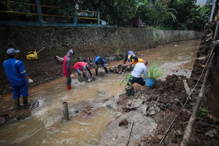 Longsor di Cicaheum Putus Akses Warga, Pemkot Bandung Langsung Turun Tangan