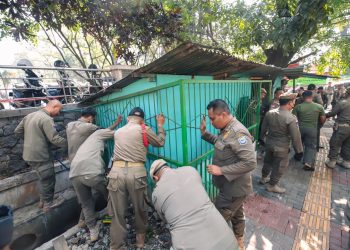 Operasi Gabungan Tertibkan PKL Tak Berizin di Dua Titik Kota Bandung