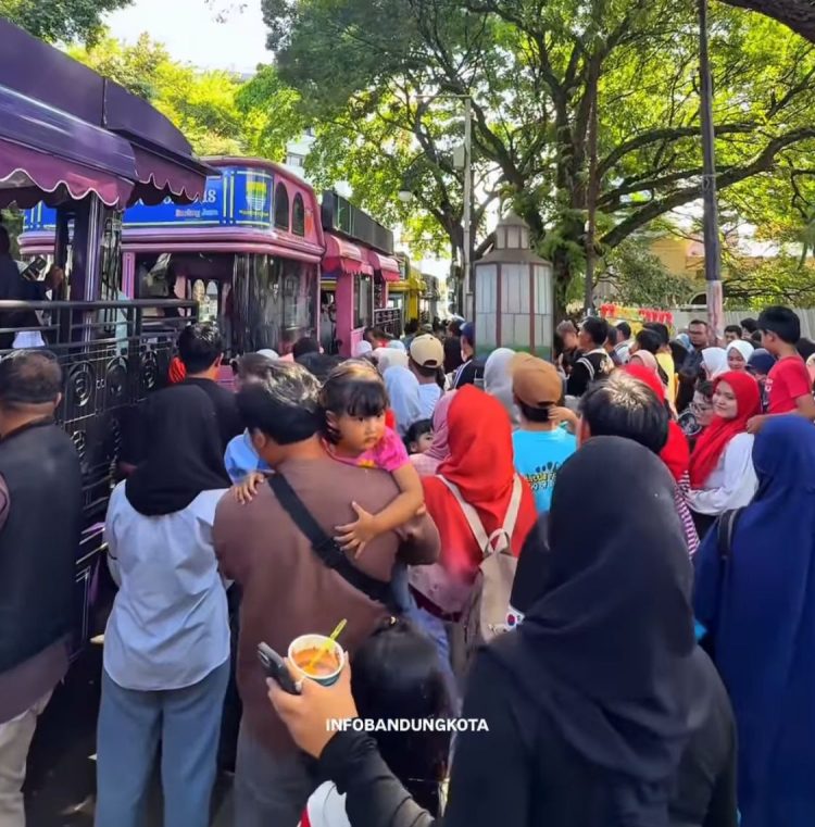 Sambut HUT RI ke-80, Naik Bandros Cuma Rp80 Bayar Pakai Qris, Antusias Warga Membludak