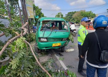 Angkot Oleng di Jalan Raya Cibiru Bandung, Satu Pengemudi Luka