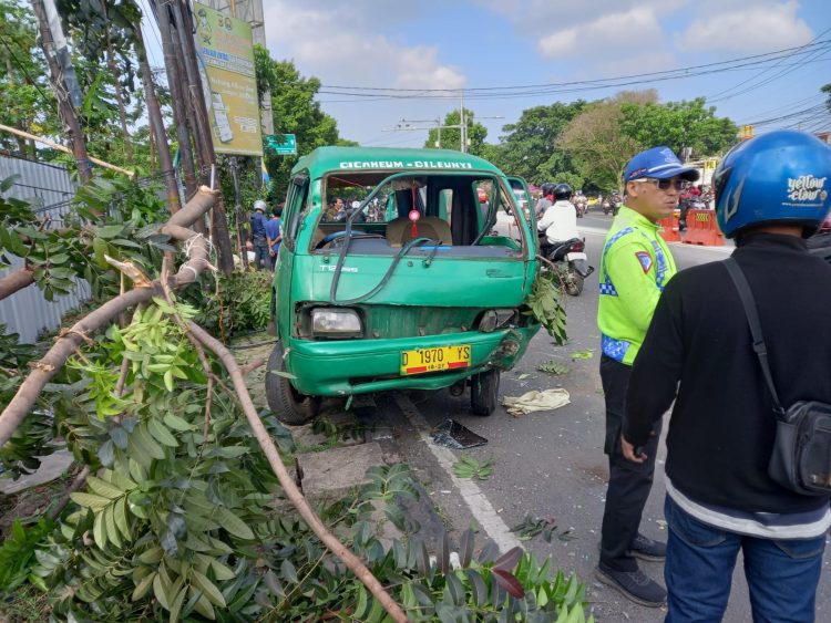 Angkot Oleng di Jalan Raya Cibiru Bandung, Satu Pengemudi Luka