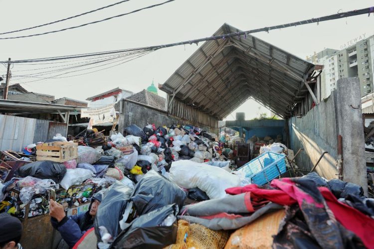 Ingat! Buang Sampah Sembarangan di Bandung Bisa Kena Tindak Langsung