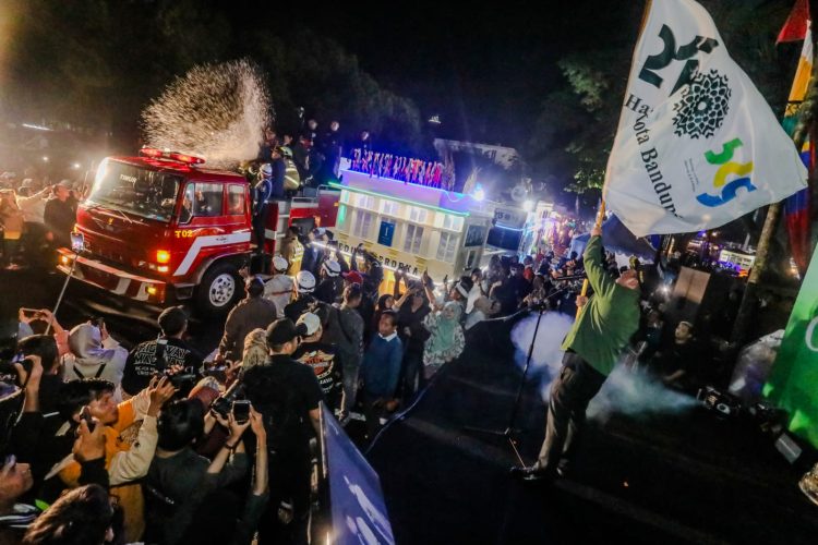 Ribuan Warga Tumpah Ruah Sambut Sumirat Bandung Citylight Carnival