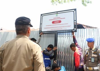Pemkot Bandung Segel Bangunan di Jalan Bengawan, Penyewa Menunggak Sejak 2004