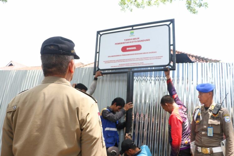 Pemkot Bandung Segel Bangunan di Jalan Bengawan, Penyewa Menunggak Sejak 2004