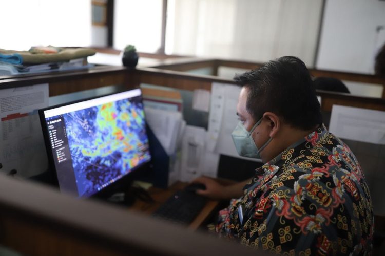 BMKG Imbau Warga Bandung Waspada Cuaca Ekstrem: Angin Kencang dan Petir Masih Berpotensi Terjadi