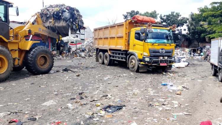 Tumpukan Sampah di TPS Ciwastra Mulai Menurun, Tujuh Armada Dikerahkan Sejak Pagi