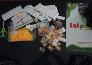 Satpol PP Kota Bandung Sita 134 Botol Minuman Beralkohol dan 1.303 Obat Ilegal di Ciateul