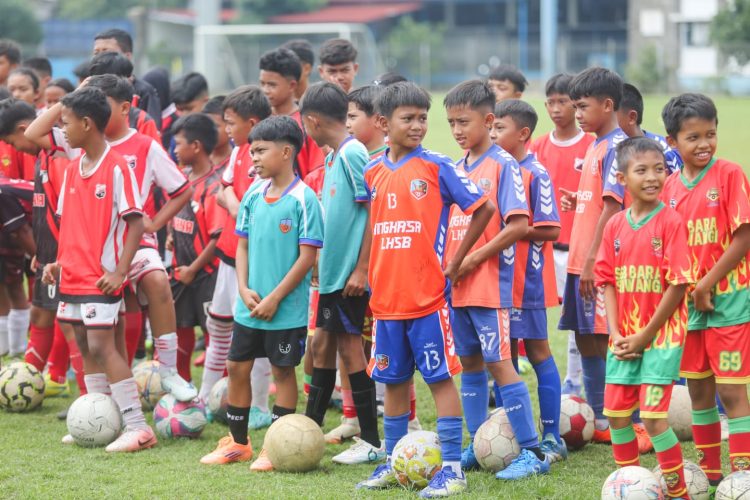 Bisa Jadi Bintang Masa Depan! Pelatih Klub Inggris Latih Ratusan Bocah Bandung di Sidolig