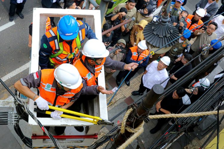 Penurunan Kabel Fiber Optik Dimulai, 104 Ruas Jalan di Bandung Siap Bebas Kabel Udara