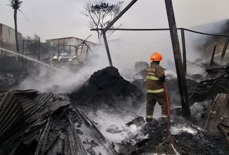 Gerak Cepat Damkar Padamkan Kebakaran Gudang di Babakan Ciparay yang Hanguskan Tiga Bangunan