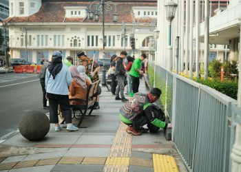 Relawan Gelar Aksi “Kadedeuh”, Bersihkan Jalan Braga demi Keasrian Kota