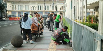 Relawan Gelar Aksi “Kadedeuh”, Bersihkan Jalan Braga demi Keasrian Kota