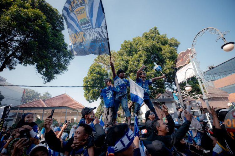 Usai Pesta Juara Persib, Puluhan Ton Sampah Dibersihkan dari Sejumlah Titik Kota Bandung