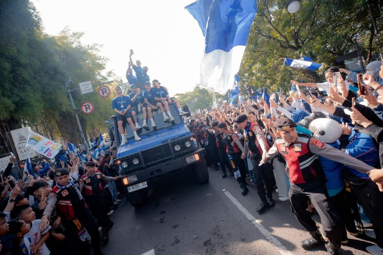 Anak Hilang hingga Sesak Napas Saat Konvoi Persib, Petugas Gabungan Bergerak Cepat Evakuasi Bobotoh