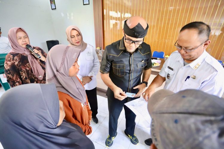 Warga Margasari Dapat Bantuan Troli Sampah hingga Sarana Olahraga, Anak Putus Sekolah Juga Dibantu