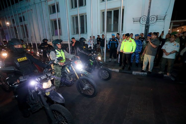 Jelang Ramainya Liburan, Ratusan Personel Jaga Keamanan Kota Bandung