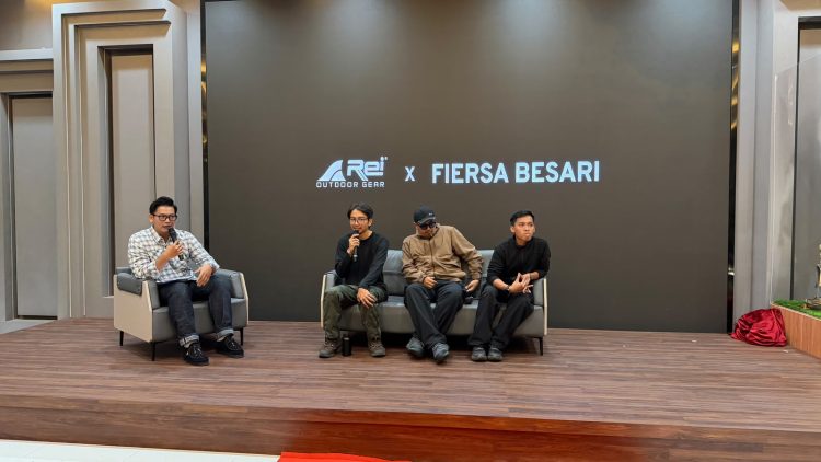 Fiersa Besari Kibarkan Merah Putih di Puncak Uhuru Kilimanjaro: “Kemerdekaan Terasa Begitu Sakral”
