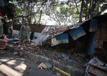 Satpol PP Tertibkan 58 Bangunan Liar di Jalan Rajawali, 9 Dibongkar Mandiri