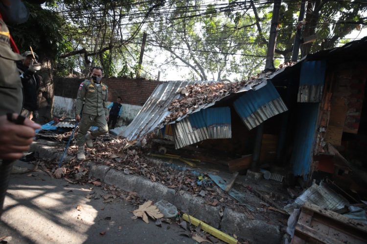 Satpol PP Tertibkan 58 Bangunan Liar di Jalan Rajawali, 9 Dibongkar Mandiri